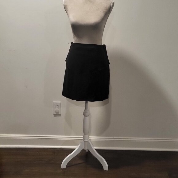 Jaye.e, size Medium Black Mini Skirt with Back Zipper (Gold) - Picture 2 of 6